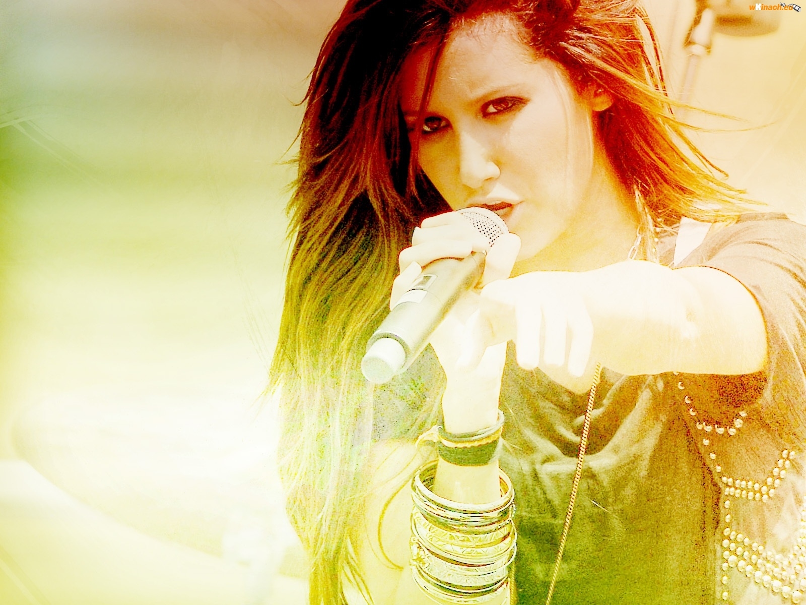 tisdale-ashley-mikrofon